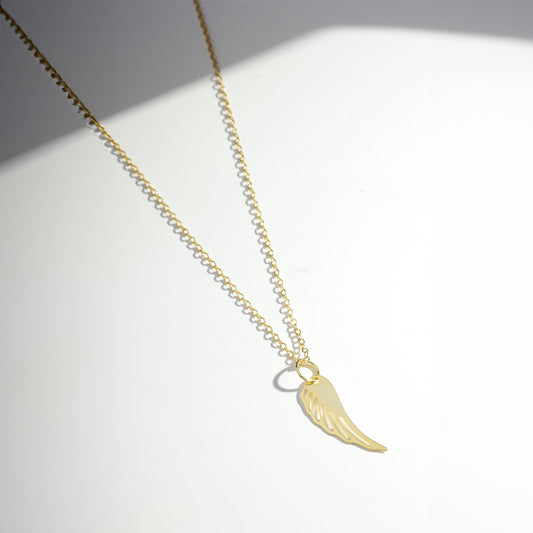 Colar com Pingente de Asas Vazada Banhado a Ouro 18k