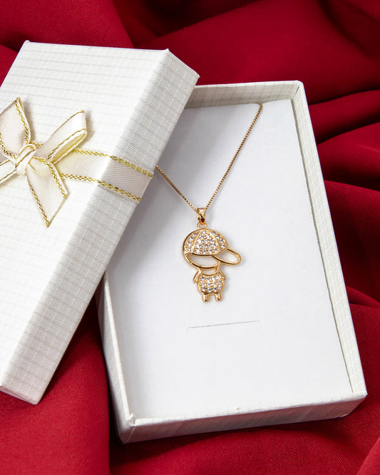 Colar Pingente Menino Boné Filho Cravejado em Zircônias Banhado em Ouro 18K