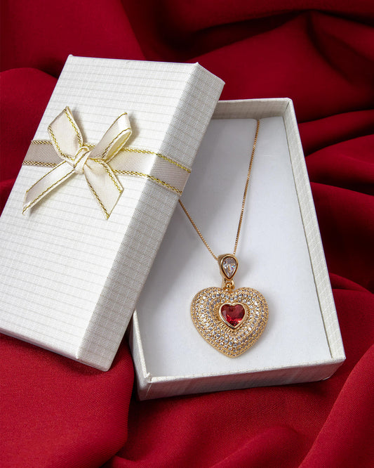 Colar Pingente Coração em Pedra Vermelha Cravejado com Zircônia com Ponto Gota Cristal Banhado em Ouro 18K