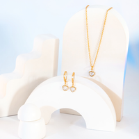 Conjunto Colar e Brinco Argolinha com Zircônias Formato Coração