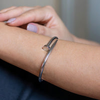 Bracelete com Design de Prego Banhado