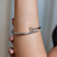 Bracelete com Design de Prego Banhado