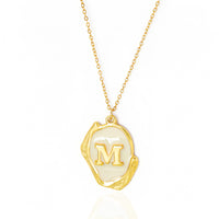 Colar Com Letra Inicial Madrepérola Banhado em Ouro 18K