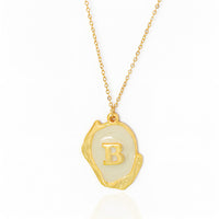 Colar Com Letra Inicial Madrepérola Banhado em Ouro 18K