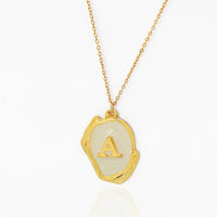 Colar Com Letra Inicial Madrepérola Banhado em Ouro 18K