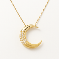 Colar com Pingente em Formato de Lua Crescente com Zircônias Banhado em Ouro 18K