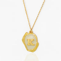 Colar Com Letra Inicial Madrepérola Banhado em Ouro 18K
