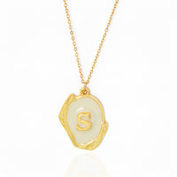 Colar Com Letra Inicial Madrepérola Banhado em Ouro 18K