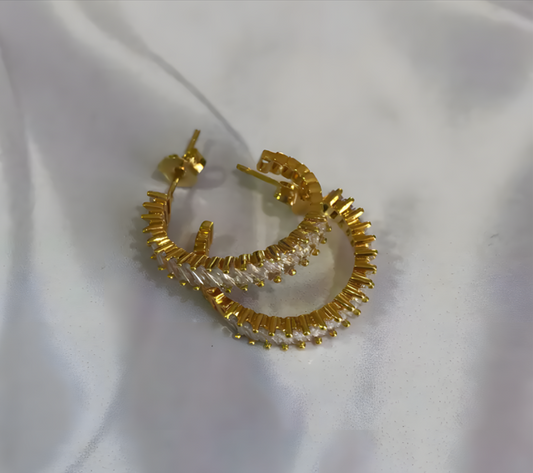 Brinco Argolinha Aberta Cravejada Zircônia Banhado a Ouro 18K