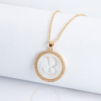 Colar Letra Iniciais Madrepérola Microzircônias  Banhado em Ouro 18K