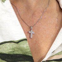 Conjunto Cruz Média Cravejada com Zircônia e Binco Pedra Brilhante Banhado em Ouro 18K