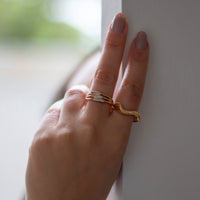 Anel Design Três Aros no Topo Cravejado Banhado em Ouro 18K