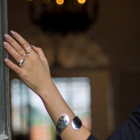 Anel Design Três Aros no Topo Cravejado Banhado em Ouro 18K